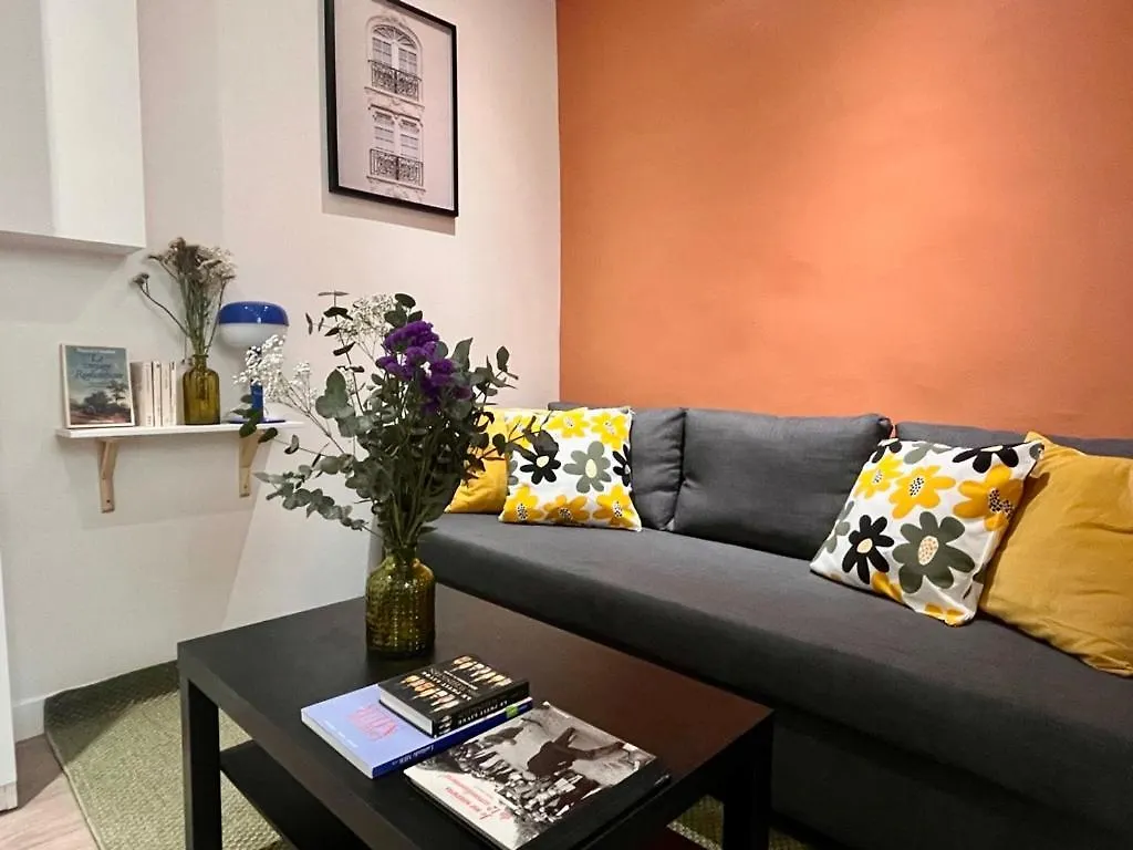 Fully Equipped At 3 Mins From Metro Apartment